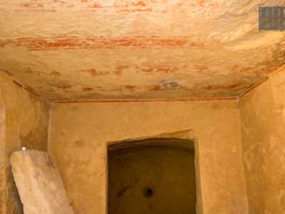 Poi giungiamo nella stanza dedicata alla sepoltura vera e propria, dove altri affreschi del soffitto ingentiliscono l'ambiente riservato al defunto